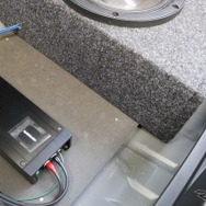 サブウーファーのエンクロージャーとパワーアンプの下をのぞき込むとしっかりしたパネルでベースを補強しているのがわかる。