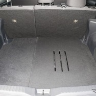 フロアパネルは純正と同じくフラットで高さを抑えた設計。積載性も一切スポイルすることなく、純正と同じ使い勝手を確保する。