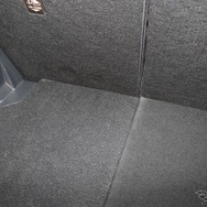 よく見るとフロアボードは左右で2分割されている。右側を取り外すことでサブウーファーのサウンドを引き出すアレンジも可能。