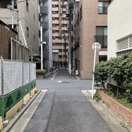 江東区道深37号、西向き。突き当たって右に折れる