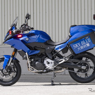 大阪府警察「スカイブルー隊」専用のパトロール・バイクに起用されるBMW『F 900 XR』