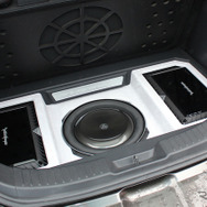 「カーオーディオ・プロショップ」にて製作されたオーディオカーの一例（製作ショップ：カーズファクトリーシュティール＜山形県＞）。