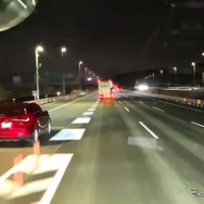 合流車両に対し減速して先を譲る様子（車内より）