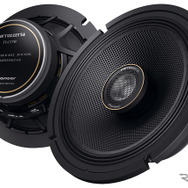 「コアキシャルスピーカー」の一例（カロッツェリア・TS-C1740）。