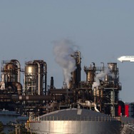 川崎市の精油所（3月12日）