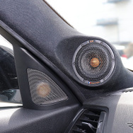 「パワーアンプ内蔵DSP」にてシステムが構築されたオーディオカーの一例。