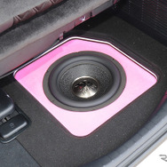 「パワーアンプ内蔵DSP」にてシステムが構築されたオーディオカーの一例（製作ショップ:イースト＜大阪府＞）。