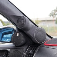 Aピラーとドアミラー裏に取り付けられた3つのスピーカー群。いずれもモレルのユニットで、音の奥行や幅を演出している。
