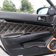 ドアは前面をカスタム処理されてインテリアとのマッチングも絶好の状態に仕上がる。アウターバッフルも美しい仕上がり。