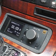 アウネのコントローラーを設置したセンターコンソール。周辺加工も含めてフィット感抜群の仕上がりとした。