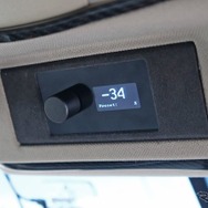 オーバーヘッドにビルトイン取り付けしたのはリゾルトのコントローラー。周辺を生地仕上げして内装との一体感を高める。