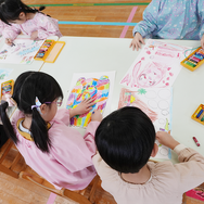 それぞれが感じた自然を伸びやかな表現で描く保育園の園児たち