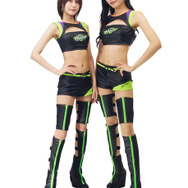 モンスターブランドのアンバサダー役を務めるMonsterガール（左：チュアン梨砂子、右：河村理紗）