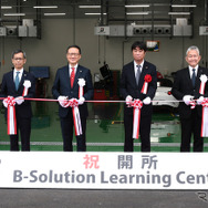 テープカットの様子