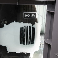 タイヤ接地状態を路面側から確認できる　タイヤ空気圧100kPaの状態