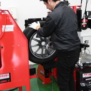 タイヤチェンジャーから転がして、エア充填エリアに運べる