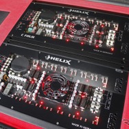 パワーアンプにはヘリックスのC-FOURを2台用いる。シースルーのトップパネルからはレッドLEDのイルミが目立つ仕様。