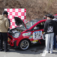 モータースポーツ車両に興味津々の学生たち