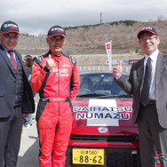 （左から）静岡ダイハツ販売の井上社長、D-SPORT Racing Team殿村監督、ダイハツ沼津販売の池原社長