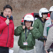 プロドライバーによる走行を体験した後は満面の笑みに