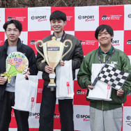 プログラムで高得点を出した学生たちを表彰