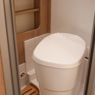 水を使わず高品質なフィルムで自動パックするトイレ「クレサナ」