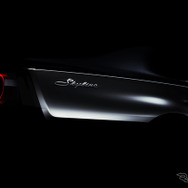 日産 スカイライン 新型のデザインの一部。円形テールランプと、筆記体のロゴが確認できる