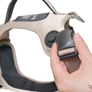 コンビのペットブランド「コムペット」のシートベルトを通すだけの「カーリンク ハーネス」