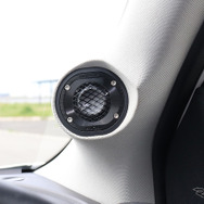 「市販メインユニット」を核にシステムが組まれたオーディオカーの一例（製作ショップ:パラダ＜福井県＞）。