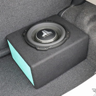 「市販メインユニット」を核にシステムが組まれたオーディオカーの一例（製作ショップ:パラダ＜福井県＞）。