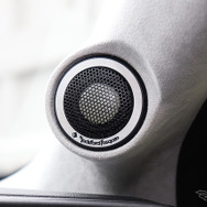 「市販メインユニット」を核にシステムが組まれたオーディオカーの一例（製作ショップ:カーファイ＜神奈川県＞）。