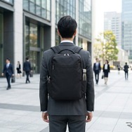 自動車のサスペンション構造を応用することで体感重量を約40%軽減する「無重力リュック」