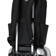 自動車のサスペンション構造を応用することで体感重量を約40%軽減する「無重力リュック」