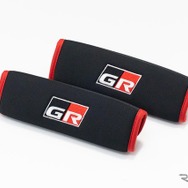 「GRレーシングハーネス」には除電効果のある専用のベルトパッドが付属