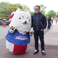 「朝活カフェ」に“お忍び”で来訪したヤマハ発動機の設楽元文社長。左は磐田市のキャラクター「しっぺい」