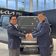 トイファクトリー 代表取締役社長 藤井昭文氏（左）とKia PBVジャパン 代表取締役社長 田島靖也氏（右）