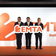 向かって左から山本CTO、何CEO、　打越CMO