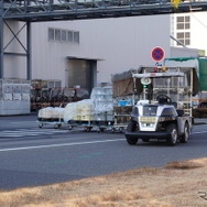 屋外の建屋間搬送を行う「eve auto」。この車両がトヨタ車体富士松工場では多数稼働