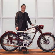 ヤマハ発動機 ブランド統括部の北條雅也統括部長と、ヤマハモーターサイクルの原点『YA-1』