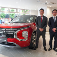 新店舗「関内店」にて、左から三菱自動車 五十嵐副社長、東日本三菱自動車販売 大平社長