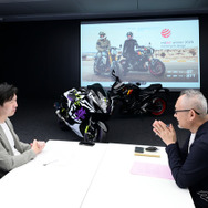 レスポンス副編集長 宮崎壮人（左）とスズキ 二輪デザイン課 課長 古橋伸介氏（右）