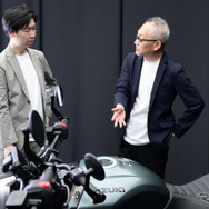 スズキ 二輪デザイン課 課長 古橋伸介氏（右）とレスポンス副編集長 宮崎壮人（左）