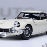 『トヨタ 2000GT』のオートアート製18分の1スケールモデルカー