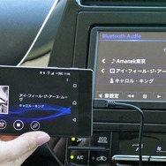 音楽を聴いているときは、Bluetoothで転送されるので、このようにカーナビ側に曲名情報が表示される