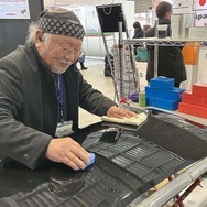 2026年2月開催「IAAE2026」に、古館代表はジョイボンドとしてブース出展。古館代表自らブースで施工実演を行なっていた