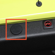 万が一電源トラブル等が起きた際には、車内から手動で開けられるエマージェンシーレバーを装備