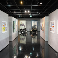 「特別展示エリア」では8月28日まで「イラストレーターが描く YAMAHAバイクのあるスタイル展」を開催