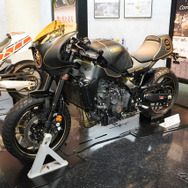 ライフスタイル提案エリアではアフターパーツを装着したカスタム車の展示も