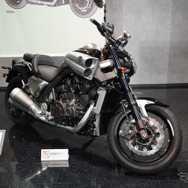 浦野周平氏の作品のモチーフとなったヤマハ VMAX