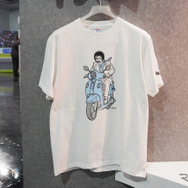 プラザショップで限定販売される浦野周平氏のイラストが描かれたTシャツ